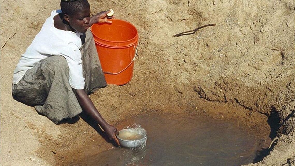 In Meatu district, Tanzania (Africa), water most often comes from open holes 
dug in the sand of dry riverbeds, and it is invariably contaminated.
Photo: Bob Metcalf
